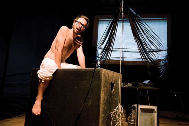 PERFORMANS LUKE PRINČIČA V GALERIJI KAPELICA, LJUBLJANA 