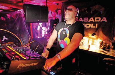 DJ ROGER SANCHEZ V AMBASADI GAVIOLI: ROGER 