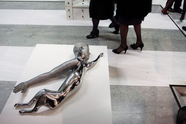 SKULPTURA RONE PONDICK NA NJENI RAZSTAVI V TR3 