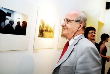 DIREKTOR GOETHEJEVEGA INŠTITUTA LJUBLJANA ABED NAUMANN THABET NA OTVORITVI FOTOGRAFSKE RAZSTAVE O LETU 1968 V MESTNEM MUZEJU LJUBLJANA 