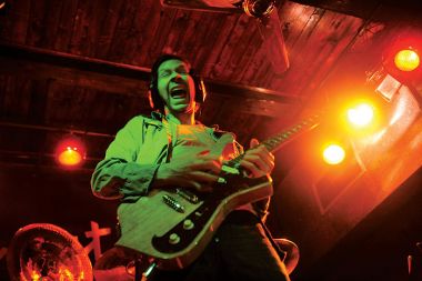 KITARIST PAUL GILBERT ŠPORTA NA KITARI V ORTO BARU 