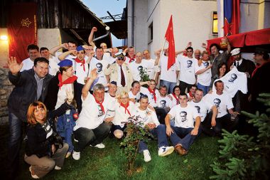 PIONIRJI IN PIONIRKE ZA DAN MLADOSTI V GOSTILNI NA OBALI V BOŠTANJU 