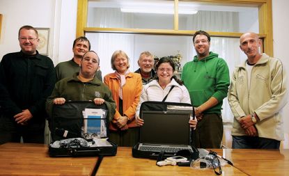 ENOOKI IZROČAJO RAČUNALNIKE DRUŠTVU SLEPIH IN SLABOVIDNIH 