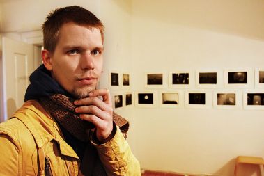 Fotograf Peter Koštrun na otvoritvi svoje razstave v Galeriji Photon, Ljubljana 