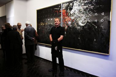 ALEKSIJ KOBAL PRED SVOJIMI DELI IZ ZBIRKE MERCATOR V MESTNI GALERIJI LJUBLJANA 