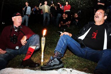 PRIŽIG NAPISA TITO NA BRANIKU: MODNI DODATKI