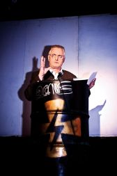 GOVOR PETRA MLAKARJA PRED PROJEKCIJO FILMA RAZDRUŽENE DRŽAVE AMERIKE  V ROGU 