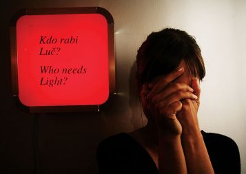 SAŠA KERKOŠ OB SVOJEM PROJEKTU WHO NEEDS LIGHT V GALERIJI VŽIGALICA, LJUBLJANA 