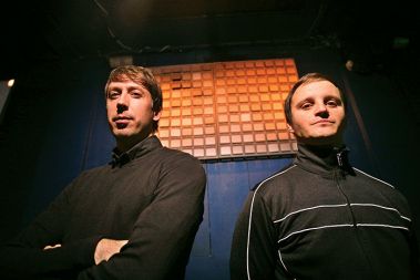 ARHITEKT MARKO PIHLAR IN SLIKAR ANDREJ KAMNIK PRED INŠTALACIJO V GALERIJI KAPELICA, LJUBLJANA 