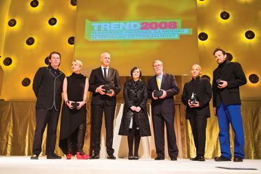 PODELITEV NAGRAD TREND, FESTIVALNA DVORANA LJUBLJANA: NAGRAJENCI Boris in Lena Balant - LUKS studio, Peter Gabrijelčič, organizatorka Jožica Brodarič, Edvard Zajec, Zoran Garevski, Matej Andraž Vogrinčič