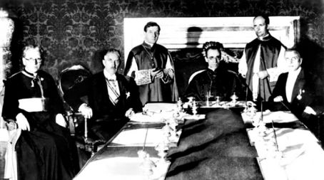 Podpisnika konkordata med tretjim rajhom in Svetim sedežem julija 1933: Franz von Papen (drugi z leve) in kardinal Eugenio Pacelli (tretji z desne). Slednji je šest let kasneje postal papež Pij XII.