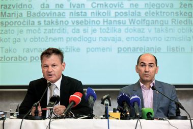 Odvetnik Franci Matoz in njegov klient Janez Janša na tiskovni konferenci, ki naj bi razkrinkala vso umazano ozadje afere Patria