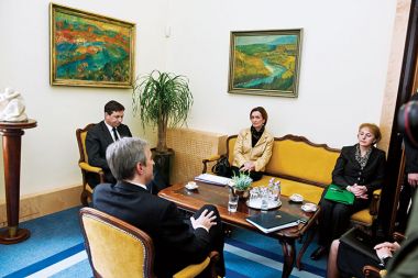 Generalna državna tožilka Barbara Brezigar in tožilka v zadevi Patria Branka Zobec Hrastar na obisku pri predsedniku vlade