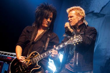 Steve Stevens in Billy Idol. Billyjev videz je identičen tistemu izpred dvajsetih let, koncert pa nabit z energijo.