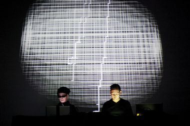 Ikeda in Noto: med sodobno elektronsko glasbo in sound artom