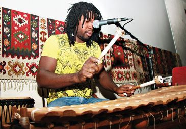 Amadou Diarra sodi med griote, zahodnoafriške zgodovinarje, ki sami izdelujejo tradicionalne glasbene inštrumente.