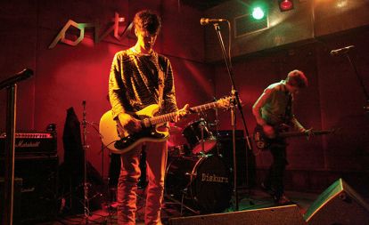 Reški punk trio Diskurz igra glasbo njihovih očetov, a niti najmanj ne zaostaja za njimi