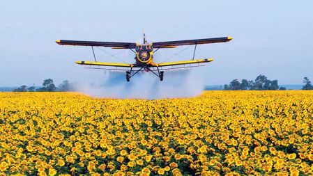 Nanašanje pesticidov iz zraka bo po novem v veliki večini primerov prepovedano. 