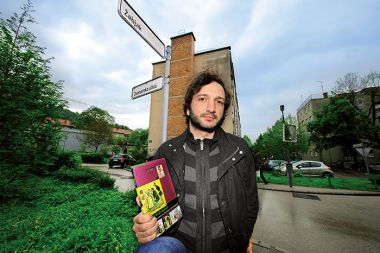 Mag. Janez Polajnar, avtor sistematične študije o indoktrinaciji z grehom ter o zatiranju vseh oblik spolnosti v dobi meščanstva na Slovenskem, ob Zvonarski ulici, kjer se je nekoč nahajal ljubljanski bordel.