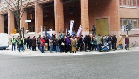 Že prvi dan sojenja so podporniki Piratebaya mirno protestirali pred palačo okrožnega sodišča v Stockholmu