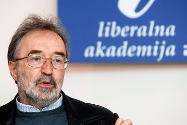 Darko Štrajn, raziskovalec na Pedagoškem inštitutu: “Razvrstitev grafik s štirih bienalov po abecedi začetnic imen avtorjev sugerira implicitno stališče do obdobja 1985-2005. Postmodernizem v kontekstu neoliberalizma je umetnosti gest, konceptov, singularnih označevanj, pluralnosti in dekonstrukcije ... omogočil več refleksivnosti. Razstava Kvartet kaže, da je vizualnost prestopila meje, ki so jo delile od konceptov, poprej mogočih samo v jeziku.”