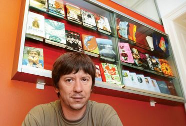 Igor Brlek, direktor Študentske založbe: “Predstava je presegla moja pričakovanja. Marku Bulcu kot dramaturgu in režiserju ter Aleksandru Rajakoviću - Saletu kot igralcu je uspelo narediti predstavo, ki uspešno na oder prenaša duh in sporočilo romana, z vso paleto občutkov in podtonov. Predstava, ki nasmeje do solz, obenem pa opozarja na aktualno družbeno problematiko. Predstava, pri kateri se Slovenec smeje ‘čefurjem’, zato da bi se na koncu zamislil nad sabo!”