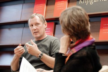 Aleksij Kobal, slikar: “Razstava me kot slikarja navdušuje z dveh vidikov. Da se fotograf znajde v pravem trenutku na pravem mestu in dokumentira dogodek, je že samo po sebi velik dosežek. Potem pa me še bolj preseneti sama likovnost istih fotografij, kjer kompozicija, barve in ostrina dodajo izjemno umetniško vrednost. Ko je to dvoje usklajeno, lahko uživamo v enkratnosti in lepoti reportažne fotografije. Organizatorju vse čestitke za tako vrhunsko predstavitev fotografij.”