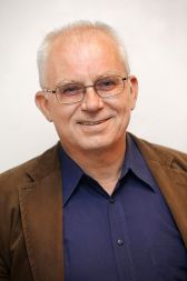 Iztok Osojnik, prevajalec: “Slikarstvo, kserografije in fotografije Hupa pokažejo, da je mogoče zrelo in premišljeno ustvarjati zunaj uradno uveljavljenih inštitucij in uradno uveljavljenih alternativ. Njegova retrospektiva pokaže, da se na obrobju in ozadju glavnih tokov, ki z leti pogosto poniknejo, zares dogaja živa scena, ki pomeni vitalen, če ne ključen prispevek k razširjanju notranjih in zunanjih obzorij. Škoda je le, da smo razstavo dobili deset do petnajst let za časom oziroma po smrti tega legendarnega ustvarjalca z alternativne scene.”