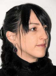 Sanja Grobovšek, direktorica Festivala Fabula: “Razstava je nedvomno svojevrstna poslastica za vse strastne navdušence nad računalniškimi igrami. To pa nikakor ne pomeni, da smo ob ogledovanju slik iz iger kaj manj uživali tudi tisti, ki ‘v tem svetu’ nismo ravno doma. Likovni jezik je bogat in privlačen ter dopušča številne interpretacije in izpeljave. Za nekaj časa smo vstopili v prostor virtualne resničnosti in ujete podobe so nam, vsakemu posebej, pripovedovale svojo zgodbo.”