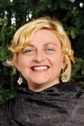 Mojca Jug, programska vodja Stare mestne elektrarne-Elektro Ljubljana: “Še en prijeten večer v Gledališču Glej ... Jure Novak se je predstavil z mjuziklom o edinem evropskem pravem megateroristu, Gavrilu P., ob katerem se kljub resni temi dobro zabavamo. Protagonisti predstave nenehno prehajajo med vlogami na odru in svojimi osebnimi zgodbami, kar daje na trenutke predstavi občutke ne samo zabavnosti, temveč tudi lahkotnosti ... Svojo vlogo so kljub temu zelo dobro opravili. Prijetno me je presenetila Jelena Rusjan. Predstavo pa si oglejte, in sicer iz principa.”