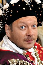 Robert Waltl, Mini teater: “Predstava je zame eden od najdragocenejših gledaliških dogodkov sezone. Iskrena, topla, sodobna v gledališki formi združuje napore pri raziskovanju družinske identitete režiserke, ki je tudi avtorica teksta, z dvomi in problemi v gradnji umetniške kariere. Družinska zgodba o bratih Rusjan, zgodba o strahu in pogumu, je del kolektivnega spomina teh prostorov, tukaj pa je oživljena srčno, pristno, v enem postmodernističnem ključu, ki zagotavlja visoko umetniško digniteto. Po drugi strani sijajna izvedba igralcev po toplini in bogati emotivni izpovednosti spominja na najboljše trenutke evropskega umetniškega teatra.”