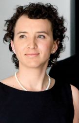 Urša Karer, odnosi z javnostmi v Muzeju in galerijah mesta Ljubljane: “Še dobro, da imamo Improvizijo, saj se njene matere Evrovizije že dolgo ne moremo več veseliti! Voditeljski par je bil navdušujoč, tako s svojo glamurozno pojavo kot tudi v doslednem upoštevanju (in razgaljanju) kodeksa in pravil te razvpite prireditve. Ko enkrat vidiš Improvizijo, težko spremljaš kakršnokoli ‘zaresno prireditev’ brez nasmeha. Kaže, da imamo pri nas več profesionalcev na področju improvizacije kot na področjih zabavne industrije. Pa še to: rezultati glasovanja so zmeraj bolj logični kot pri Evroviziji.”