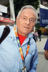 Smiljan Pušenjak, mariborska fotografska legenda: “Miha se je mariborskemu kulturnemu občinstvu že predstavil pred tremi leti v fotogaleriji Stolp, kjer lahko razstavljajo le najboljši. Njegovi fotografski prijemi so posebni in izostreni, kar se vidi tudi na Mladinini razstavi. Sam sem užival ob pogledu na vsako od 19 fotografij, ob prevladujoči ekspresivni rdeči barvi in izrazni moči detajlov. Razstava potrjuje Miho kot mojstra fotografije in ne le vrhunskega fotoreporterja.”