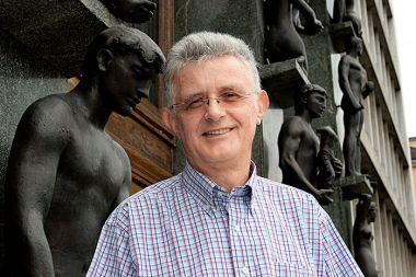 Pavel Gantar, predsednik državnega zbora: “Vsi se spomnimo znamenite Cankarjeve zavrnitve matere, ko mu je polna odrekanja prinesla skodelico kave, ki si jo je zaželel. Nekako tako, se mi zdi, se dogaja tudi z javno percepcijo novega (alter)kulturnega prostora - Kina Šiške. Ko je končno dolgo zahtevano in pričakovano prizorišče odprlo vrata, je, kot kaže, kritikov in dvomljivcev več kot podpornikov. Lahko rečem samo to, da bodo ta prostor ustvarili in (pre)oblikovali ljudje, ki se bodo v njem družili. Naj imajo priložnost.”