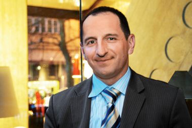 Marko Korač, marketinški konceptualist: “Menim, da sicer sonce ‘zelo počasi izgublja sij’, ga pa zato industrija svetil in industrijski oblikovalci le-teh hitro pridobivajo. Nocoj smo priča razstavi, ki nas prepriča, da se vrhunska tehnologija skriva za minimalizmom in enostavni materiali z inovativno obliko postanejo presežniki interierjev. ‘Posveti me’ in ti povem, kdo si! Namreč ciljne skupine kupcev se niso začele deliti samo po spolu, družbenem statusu, ampak celo po glasbeni zvrsti, ki jo poslušajo, odnosu do zaščite narave, stilu življenja ... Drzno (bravo, naši)!”