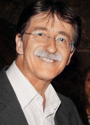 Jožko Čuk, predsednik Slovenskega združenja za kakovost: “Ali so vrednote v krizi? Sta greh in zlo postala gonilna sila življenja? Kriza nima dna. Zlo je neskončno in vse je lahko v projekciji še hujše. Vrednote se spopadajo z erupcijo dražljajev smrtnih grehov. Postavimo predsodke na stran in se prepustimo neobremenjenemu razmišljanju, ni nam v interesu, da bi se obnašali v skladu z vrednotami. Štirinajst super igralcev. Karizmatični zasliševalec Valter Dragan bi lahko bil nagrajeni raziskovalni novinar.”