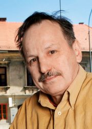 Jani Kovačič, kantavtor: “So umetniki, ki ti velikokrat prekrižajo pot, in eden teh je Marc Chagall. Predzadnjič sem si na Dunaju v Albertini ogledal njegova platna z bibličnimi miti. Ljubljanska razstava je skromnejša, a nič manj žlahtna. David Rjazancev je v dveh mesecih storil to, kar nekaterim v letih urednikovanja na pomembnih kulturnih položajih ne uspe - iz galerije zakoncev Fretzer je v Mestni muzej pripeljal vrhunskega umetnika. V vsem svojem svetovljanskem židovstvu ostaja Chagall beloruski mužik - namerno okoren in fantastičen, a pronicljiv in prepričljiv.”