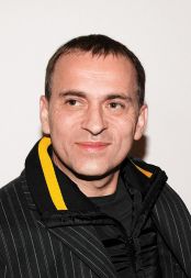 Blaž Peršin, v. d. direktorja Muzeja in galerij mesta Ljubljane: “Zoran Mušič predstavlja simptomatičen problem nezmožnosti kreiranja svetovne blagovne znamke doma. Mušič je postal ime šele, ko je zapustil slovenski prostor. Je v razmerah, ko mednarodni umetnostni trg pri nas praktično ne obstaja, možno ustvariti mednarodno prepoznavne ustvarjalce, ne da bi se kulturna politika zavedala pomembnosti svoje vloge, da podpira trg in mu daje možnost obstoja? Umetniška kakovost pri nas obstaja. Problematični so vzvodi, ki bi ji zagotovili relevanten mednarodni okvir.”