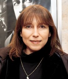 Alenka Arko, urednica in voditeljica oddaje Preverjeno: “Alan je to razstavo verjetno v resnici pripravljal zadnjih 20 let, delčke tega smo lahko videli že pri prejšnjih razstavah, ko so nastopale še njegove obleke. Pri Alanu je tako, kot tudi sicer pri drugih velikih svetovnih oblikovalcih, umetnikih, vedno ga prepoznaš, čeprav je vedno drugačen, in vedno si lačen, da bi videl še. Je pa res, da upam, da je bila ta razstava samo lep izlet, da se bo vrnil k oblekam; ženske pač potrebujemo ljudi, ki znajo tako genialno zmečkati blago.”