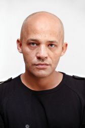 Zoran Garevski, oblikovalec oblačil: “Občudujem celotno Familijo in njihov pogum, da so se podali v ta projekt in da tako uresničujejo svoje sanje. Všeč mi je, da se vračamo v majhne meščanske kulturne prostore, v kavarniško vzdušje, in da ima tudi Ljubljana končno takšno ponudbo. Predstava mi je bila zelo všeč in mislim, da si jo bom, tako kot prejšnjo, Patty Diphuso, ogledal večkrat. Po dolgem času sem se imel v Ljubljani zvečer lepo.”