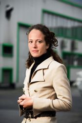  Jana Lutovac Lah, nekdanja svetovalka predsednika republike za odnose z javnostmi: “Na fotorazstavi, posvečeni dr. Janezu Drnovšku, sem se spomnila vseh tistih dogodivščin, ki so se dogajale v ‘backstageu’, pa na fotografijah niso vidne. Podoživela sem obdobje, ki je bilo sicer kratko (zadnji dve leti), a izjemno bogato. Še posebej se me je spet dotaknila Kitajska. Mislim, da sem se na tej razstavi tudi dejansko poslovila od dr. Janeza Drnovška. Zato je bila zame še toliko močnejša. Lepa razstava, pohvale Jocu in vsem sodelujočim fotografom.”