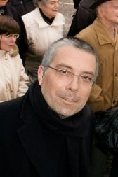 Jani Sever, urednik Vest.si: “Strašno urejena in hkrati duhovita predstava. Tragedija brez velikih čustev, ki gledalca kljub temu niti za trenutek ne pusti ravnodušnega. Tema iz časa angleške republikanske revolucije, ki je ukinila gledališče, da bi 