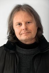 Roman Škraba, eks Na lepem prijazni: “Barely Modern so mlada, postpankovsko orientirana skupina, ki me je presenetila tako s programom kot izvedbo. Buldogi so bili še bolj udarni kot nekoč, kar pomeni, da so še vedno ‘in’. Mislim, da so edini bend iz ‘tistih dni’, ki lahko element časa skozi družbeno angažirane komade prenese v današnji čas. Kar pa se tiče Carine, so odigrali za popizdit dober koncert, in mislim, da so lahko nova velika skupina na slovenski glasbeni sceni.”
