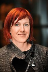 Mateja Prinčič, salon id:doma: “Zelo sem zadovoljna, da so veliko Brumnovo nagrado tokrat dobili Zekovci. Mislim, da si jo zelo zaslužijo. Hkrati pa je žirija s tem, ko je glavno nagrado namenila njihovim plakatom za Trnfest, podprla tudi ta festival. Med razstavljenimi deli bi izpostavila še meni najljubša rokovnika Jagode Jejčič in Radovana Jenka. Veseli me, da je na razstavi na ogled toliko dobro oblikovanih rokovnikov, saj je na tem področju pri nas resen manko.”