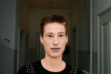 Mattea K. Panter, arhitektka: “Razstava je oblikovno pregledno postavljena, zanimivo so izpostavljeni poudarki s fotografijami pomembnih detajlov prezentiranih objektov. Vsebinsko dobro izbran prerez sodobne arhitekture v Sloveniji je sicer poznavalcem poznan, brez bistvenih novosti in presenečenj. A to verjetno tudi ni bil namen, zato si želim, da bi si razstavo ogledalo čim več laične javnosti. Kakovost sodobne slovenske arhitekture je na visoki ravni, zato ogled razstave toplo priporočam!” 