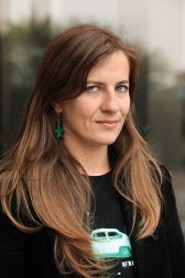 Anuška Delić, novinarka Maga: “Medtem ko se mnogi sprašujejo, kaj za vraga naj počno s Twitterjem, so slovenski tviterati v rekordnem času (v 18 dneh) sonaravno vzgojili ljubljanski poganjek globalnega Twestivala in dokazali, da a) se prav tako družijo v realnem, ne samo v virtualnem svetu, b) se ne delijo na leve, desne, črne, rdeče in oranžne, c) so širokosrčni (1600 evrov prispevkov in 200 kilogramov hrane za Zavetišče Horjul) in d) solidarnost očitno umira zadnja.”