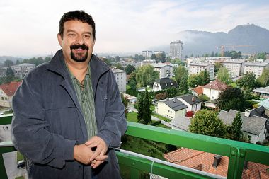 Damijan Perne, župan Kranja: “Z zanimanjem sem si ogledal festival, saj sem se tudi sam poigraval s podobno idejo, ko sem se še ukvarjal s stand-up komedijo. Organizacija in izvedba takšnega festivala sta zagotovo dobra popotnica za razvoj stand-up komedije v Sloveniji. Ogromna udeležba pa samo potrjuje fantastično prezentacijo in promocijo te igralske zvrsti, ki doživlja kakovosten vzpon, kar smo v Ljubljani lahko videli. Užival sem, resnično vse pohvale. Mladi duh, iskriv humor, drzni, neobremenjeni nastopi, preskok iz vicev v pravi stand-up - vse tako, kot mora biti.”