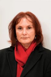 Barbara Habič Pregl, založnica in urednica Joga portala: “Liffe je odklop, ki si ga malce predrzno razkošno privoščiva z možem vsako leto. V vseh teh letih sva videla ogromno zanimivih, ganljivih, lepih, inovativnih, izzivalnih, pretresljivih in nepozabnih filmov. Tudi najnovejši Resnaisov, Divje trave, ki je odprl letošnji festival, je eden tistih, ki ti zleze pod kožo, svež, subtilen in ganljiv. Eleganten in malce nor, kot si ga lahko privošči modra in občutljiva starost.”