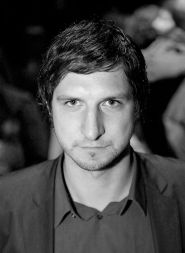 Primož Nemec, direktor galerije Ganes Pratt: “Končno smo dočakali reprezentativni razstavni prostor, sodoben, urejen. Moderna galerija! Ob njeni otvoritvi pa logičen izbor umetnika, Zorana Mušiča. Ne razumem tistih posameznikov, ki ‘niso dovolili’ veliko boljše rešitve arhitektov, da bi kletne prostore povezali z mestom, s prostorom, in bi bila galerija zato še bolj odprta javnosti. Res škoda, to res manjka. Zdaj pa čakamo še na muzej sodobnih umetnosti na Metelkovi. Za prenovo galerije sta bili potrebni dve leti, koliko časa bodo potrebovali za ‘drugi’ del?”