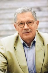  Slavko Pregl, predsednik Društva slovenskih pisateljev: “V DSP smo oblikovali nekaj predlogov, ki naj sistemsko izboljšajo položaj avtorjev (umetniška davčna izjema, povečanje zneska za knjižnično nadomestilo, povečan odkup izvirne literature za javne knjižnice, temeljni pisateljski dohodek). Razmere so tako slabe, da lepotni popravki niso več mogoči. Na majhnem jezikovnem področju trg ne more dati pravih rešitev, zato mora ukrepati država. Prihajajoča finančna kriza lahko spodbudi vsebinski preporod. Mislim, da ministrica to ve.”
